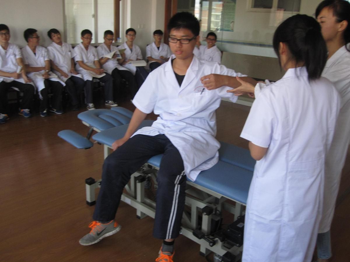 重庆医院卫校为大家解读造成男护士稀少的原因
